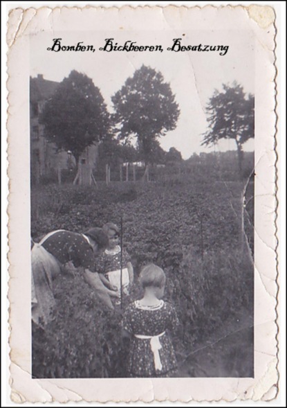 Bomben, Bickbeeren, Besatzung (Helga Borchelt). 