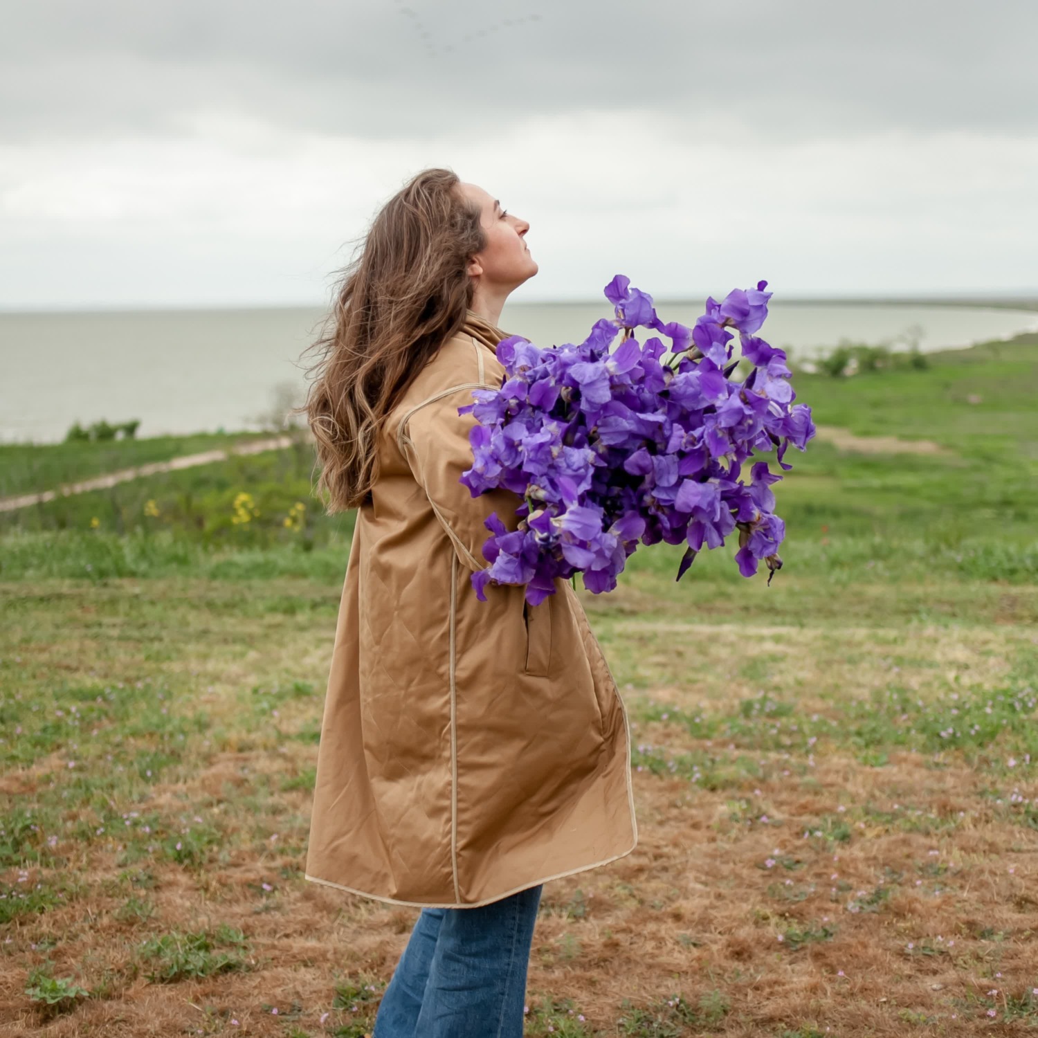 Летите чтобы я вас не заметил. Алену Николаевну Шаховскую и она работает флористом listen Kids Flowers.